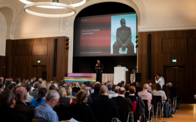 Vor 300 Führungskräften eröffnet Lucy Larbi den Führungskräftefachtag mit Ihrem Impulsvortrag: „Führung im Wandel“